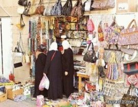 فتاة جريئة تُمسك برقبة شاب مُعاكس وتنهال عليه بالضرب فى مكة