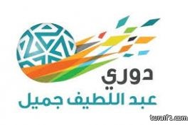 طالب رفض الدخول إلى المدرسة وجلس على الرصيف .. ومعلم يلبسه جاكيت ليحميه من البرد