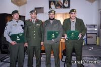 مدير عام الجوازات بالمملكة يكرم عدد من أفراد جوازات طريف ( صور )