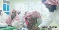 الزبيدي يلتحق بمقاعد الدراسة رغم بلوغه 100 عام