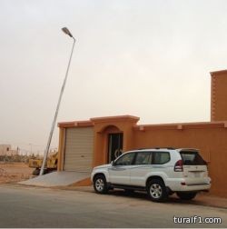بالصور عامود إنارة آيل للسقوط يهدد منزل مواطن في حي الورود بطريف