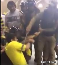 فيديو: رجال أمن يعتدون على مشجع بالضرب