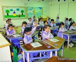 عدسة إخبارية طريف ترصد بالصور حفر خطيرة أمام أحد مدارس البنين في المحافظة