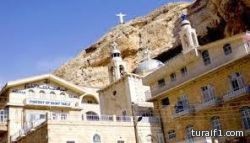 الجيش السوري يسيطر على بلدة معلولا قرب الحدود مع لبنان