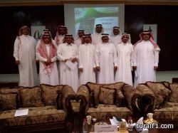 بالصور شباب يقبضون على ذئب حي جنوب قرية الحماد