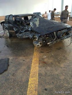 بالصور حادث شنيع لسيارة من نوع فورد أمام تقاطع شركة اسمنت الجوف