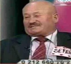 مذيع يطرد شخصاً بعد اعترافه على الهواء بقتل امرأتين