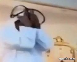 بالفيديو.. كويتي يقذف مدير المدرسة بـ”العقال” من شدة فرحته بتخرج ابنه!