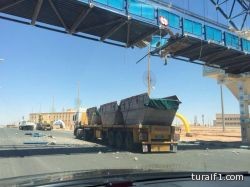بالصور : سائق شاحنة متهور يرتطم بجسر المشاة في الطريق الدولي بطريف