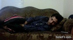 لصاً غلبه النعاس فنام على كنبة الضحية