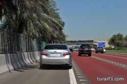 “مرور أبوظبى”…الحبس شهرا عقوبة التجاوز من كتف الطريق