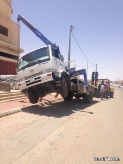تهور صاحب رافعة كاد ان يؤدي لإنقلابها أمام أحد المحلات بطريف