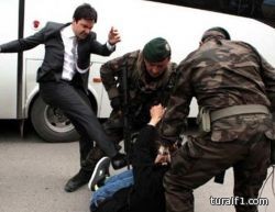 أردوغان يعزل كبير مساعديه بعد ركله أحد المحتجين على كارثة منجم سوما