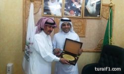 عميد كلية المجتمع بطريف الدكتور حمود السالمي يحصل على درع شكر من جامعة الشمالية