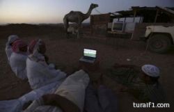 “رويترز” تنشر صورة لشبان سعوديين بالصحراء يتابعون كأس العالم