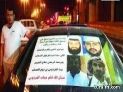 “مواطن “يزيّن سيارته بصور “شهداء شرورة”