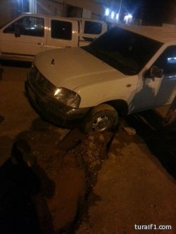 حادث إصطدام بين شاحنه و إحدى دوريات محافظة طريف على طريق القريات