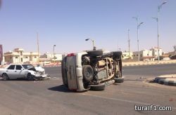 قطع إشارة يتسبب بإنقلاب سيارة على الطريق الدولي وسط طريف ( صور )