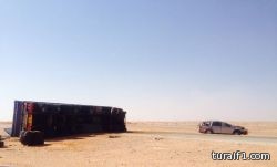 بالصور : إنقلاب شاحنة يغلق الطريق الدولي شرق طريف