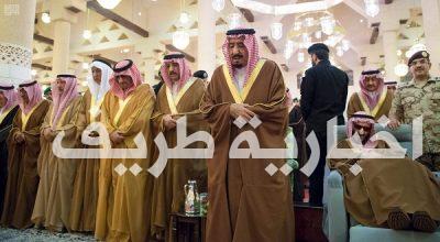 خادم الحرمين الشريفين يؤدي صلاة الميت على صاحب السمو الملكي الأمير تركي بن عبدالعزيز آل سعود – رحمه الله –