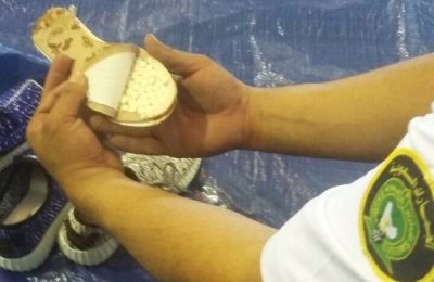 جمرك ضباء يتمكن من إحباط تهريب 200 ألف حبة كبتاجون بإرسالية ملابس وأحذية