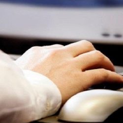 “الخدمة المدنية”: الترقية أو الانتقال إلى مستوى أعلى للموظفين الصحيين غير مشمول بقرار إيقاف البدلات