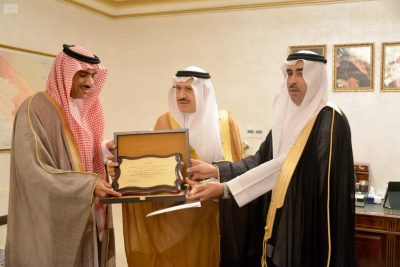 بالصور..أمير الشمالية يلتقي رئيس الغرفة التجارية الصناعية بعرعر ومدير الدفاع المدني بالمنطقة