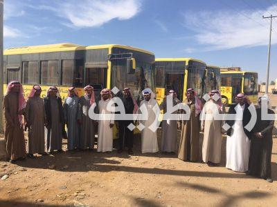 بالصور..سائقي حافلات الطلاب بطريف : لم نتسلم رواتبنا منذ 3 أشهر ونتحمل مصاريف الحافلات على حسابنا الخاص