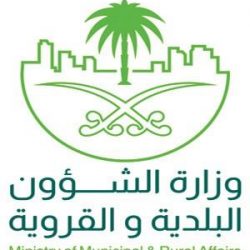 رئيس بلدية طريف يكرم الموظف طلال نزال الحازمي