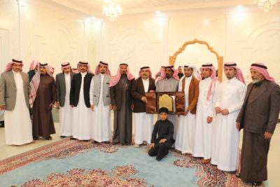 بالصور..رجل الأعمال زعل العقيلي يكرم عبدالمجيد الرويلي