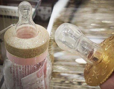 استياء بين رواد مواقع التواصل بسبب صور لرضاعات ولهايات أطفال من الذهب