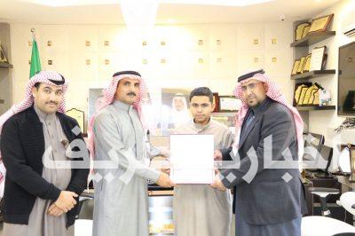 رئيس بلدية طريف يكرم نادي الحي بعد تحقيق المركز الثالث في مسابقة العبث بالممتلكات العامة