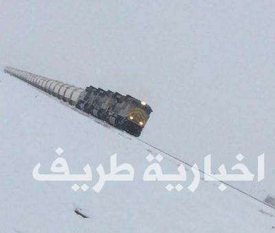 بالصورة..قطار نقل الفوسفات يسير في منطقة بيضاء من الثلج بالقرب من معادن بحزم الجلاميد شرق طريف