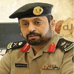 بالصورة..معلم بطريف يحرس طلابه في إنتظار وصول أولياء أمورهم بعد اضراب سائقي الحافلات المدرسية عن العمل