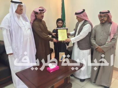 مدير فرع العمل بالشمالية يكرم الطفلة غلاء العنزي على دورها البطولي
