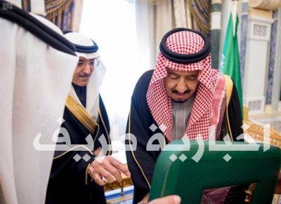 خادم الحرمين الشريفين يتسلم الإصدار السادس من العملة الورقية والمعدنية