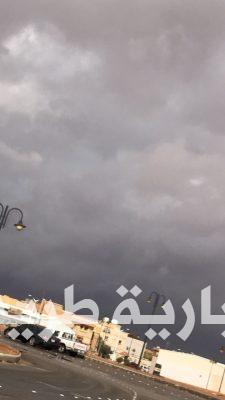 بالصور..هطول أمطار خفيفة إلى متوسطة على محافظة طريف وضواحيها