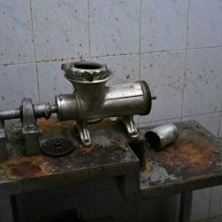 بالصور..إبل طريف تشارك الأهالي الإبتهاج بالثلوج