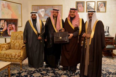 أمير الحدود الشمالية يستقبل رئيس نادي جدة الأدبي الثقافي