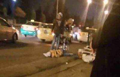 بالصور..شاب يقتل شقيقته طعناً في الشارع بعمان ثم يحضر كرسياً ويجلس بجوارها حتى ماتت