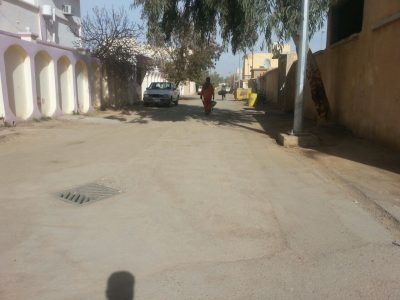 بالصور..بلدية طريف توجه فريق من عمال النظافة بتنظيف حي العزيزية