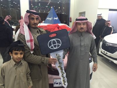 بالصور..صالة الوسام المضيء للسيارات بطريف تسلم السيارة للفائز في السحب
