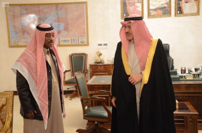 أمير منطقة الحدود الشمالية يلتقي عدداً من أسرة علي العنزي