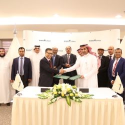 بالصور..لجنة التعديات بطريف تواصل إزالة السواتر الترابية والتعديات حول المحافظة