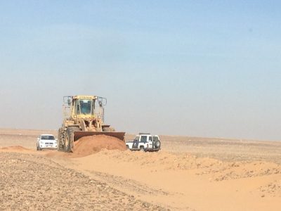 بالصور..لجنة التعديات بطريف تواصل إزالة السواتر الترابية والتعديات على طريق “طريف – القريات”