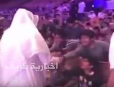 بالفيديو..طلاب مدارس يستغلون مصافحتهم لوزير التعليم : “نبغى إجازة”