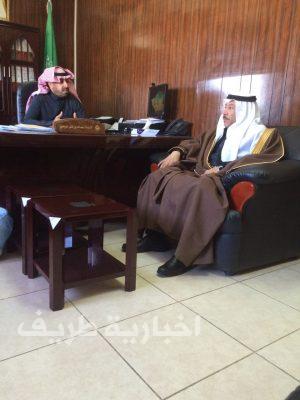 بالصور..القائم بأعمال محافظ طريف يقوم بزيارة مفاجئة لمكتب العمل