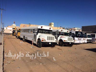بالصور..أرض سكنية بحي الصالحية بطريف تتحول إلى موقف حافلات وسط موجة غضب من الأهالي