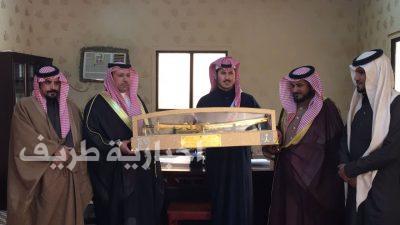 أهالي مركز العمارية يكرمون الأستاذ مطرد الرويلي نظير جهوده في تطوير الخدمات بالمركز