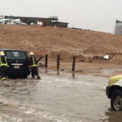 بالفيديو..مواطن ينقذ طلاب علقت حافلتهم بسبب الأمطار في عرعر
